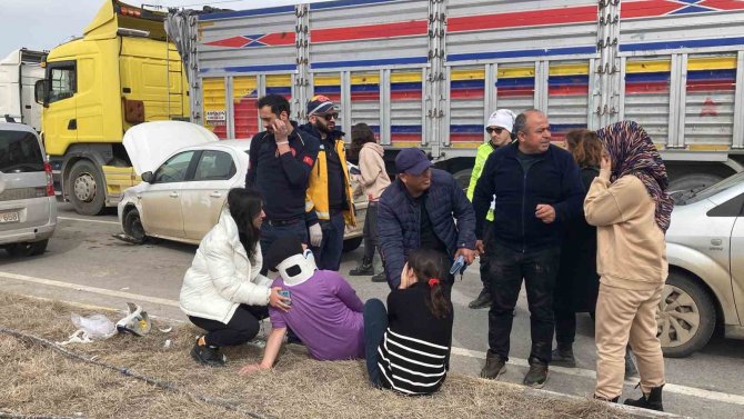 Kiraladıkları Eve Giden Depremzede Aile Kaza Yaptı: 6 Yaralı