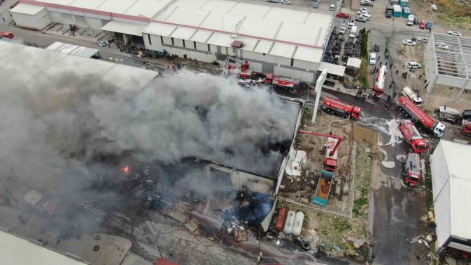 İ̇zmir’de Geri Dönüşüm Tesisindeki Yangın 2 Saat Sonra Kontrol Altında