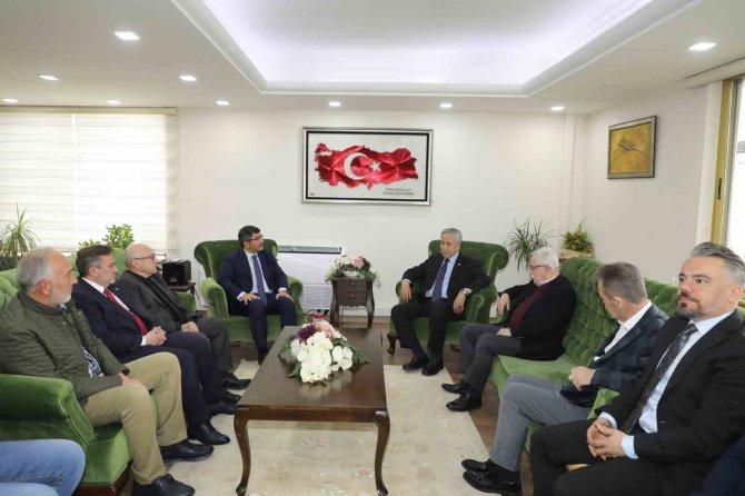 Arınç, Deprem Seferberliği İçin Şehzadeler Belediyesine Teşekkür Etti