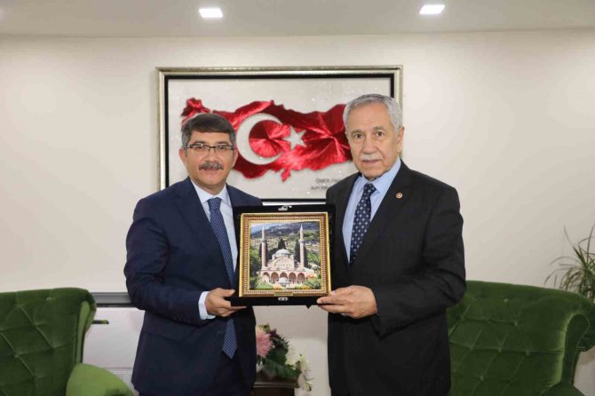 Arınç, Deprem Seferberliği İçin Şehzadeler Belediyesine Teşekkür Etti