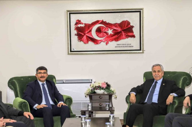 Arınç, Deprem Seferberliği İçin Şehzadeler Belediyesine Teşekkür Etti