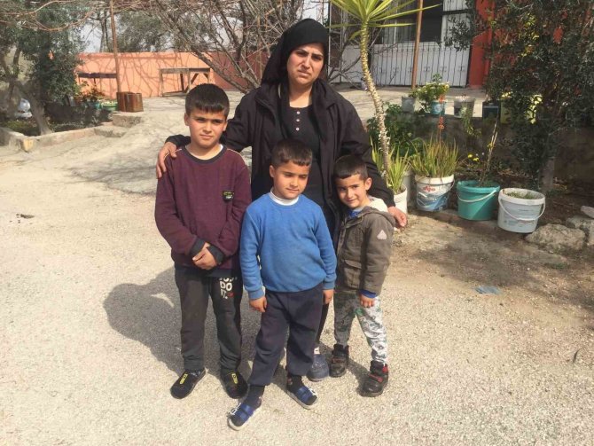 Öldürülen Babasının Fotoğrafına Sarılıp Gözyaşlarına Boğuldu
