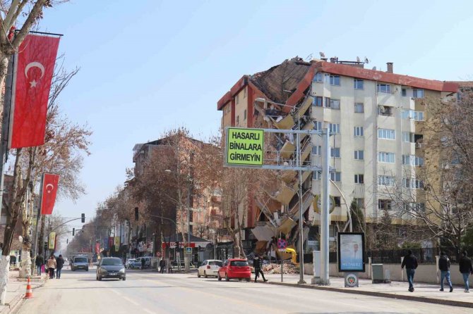 Malatya’da Tabelalara “Hasarlı Binalara Girmeyin” Yazıları Yazıldı