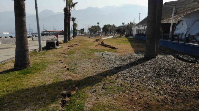 İ̇skenderun Sahil Bandında Oluşan Yarıklar Havadan Görüntülendi