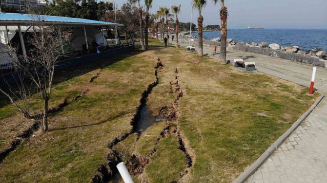 İ̇skenderun Sahil Bandında Oluşan Yarıklar Havadan Görüntülendi