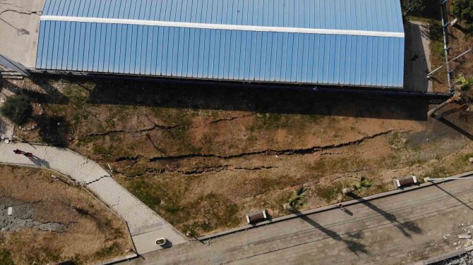 İ̇skenderun Sahil Bandında Oluşan Yarıklar Havadan Görüntülendi
