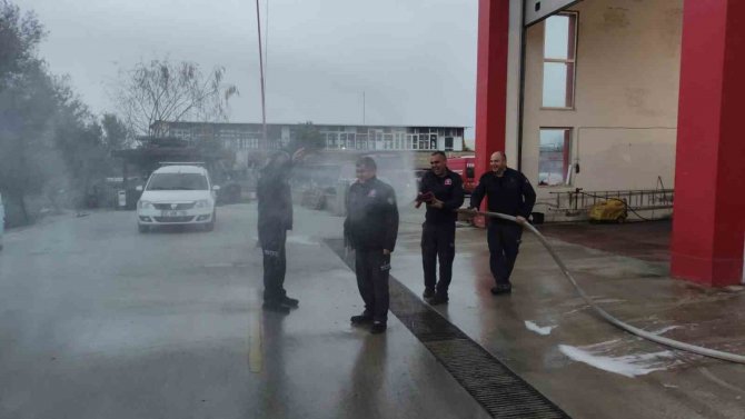İ̇tfaiyeciler Emekli Olan Arkadaşlarını Hortum İle Islatarak Uğurladı