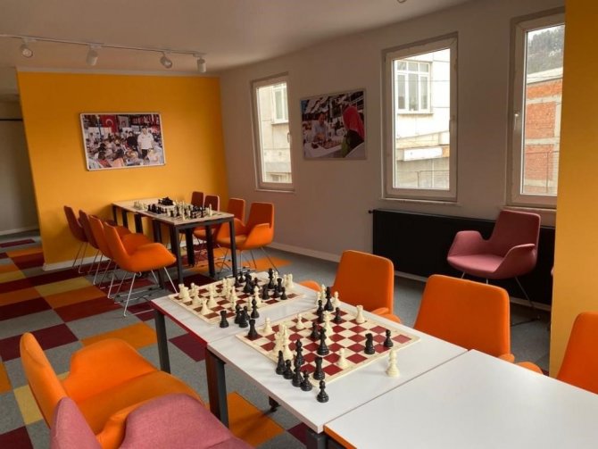 Balıkesir’de Depremzede Gençlere Satranç Eğitimi