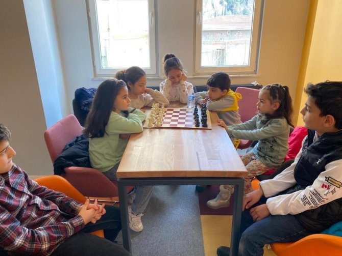 Balıkesir’de Depremzede Gençlere Satranç Eğitimi
