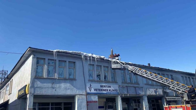 Karlıova’da Tehlike Arz Eden Buz Sarkıtları Temizleniyor