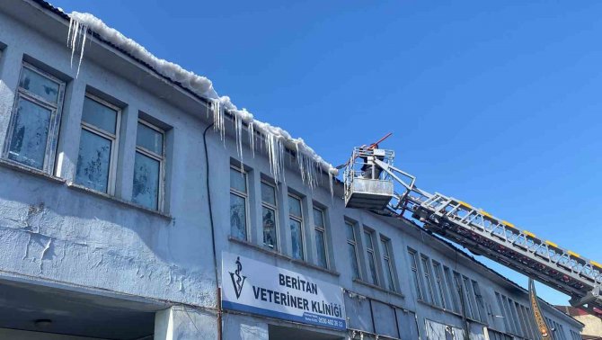 Karlıova’da Tehlike Arz Eden Buz Sarkıtları Temizleniyor