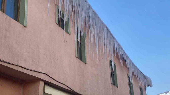 Karlıova’da Tehlike Arz Eden Buz Sarkıtları Temizleniyor