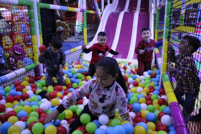 75 Yaşındaki Depremzede Hayatında İlk Kez Bowling Oynadı