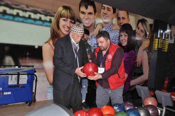 75 Yaşındaki Depremzede Hayatında İlk Kez Bowling Oynadı
