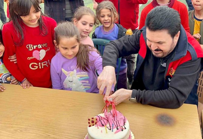 Depremzede Ecrin’e Konteyner Kentte Doğum Günü Sürprizi