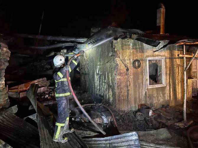 Burdur’da Çıkan Yangında Ev, Samanlık Ve Ahır Kullanılamaz Hale Geldi