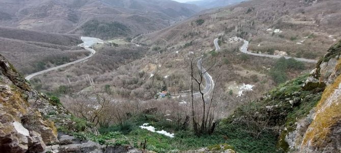 Kimsenin Çıkamadığı Şahinkaya Mağarası’na Türk Bayrağı Astı