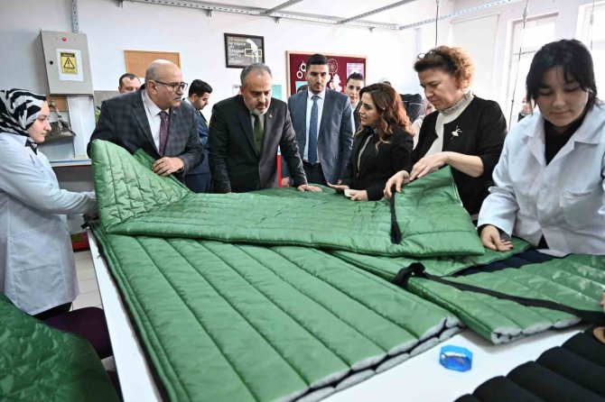 Liseli Gençlerden Depremzedeler İçin Uyku Tulumu