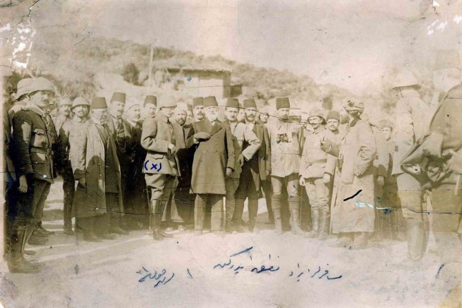 Anafartalar Kahramanı Mustafa Kemal Atatürk Cephede Savaşırken, 2 Bine Yakın Emir Yazdı