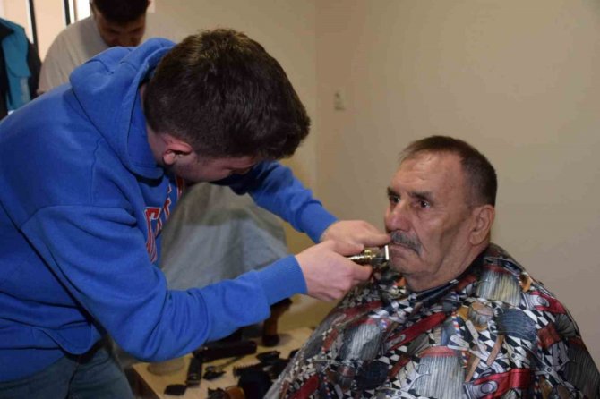 Biga’da Depremzedelere Kişisel Bakım Hizmeti Veriliyor