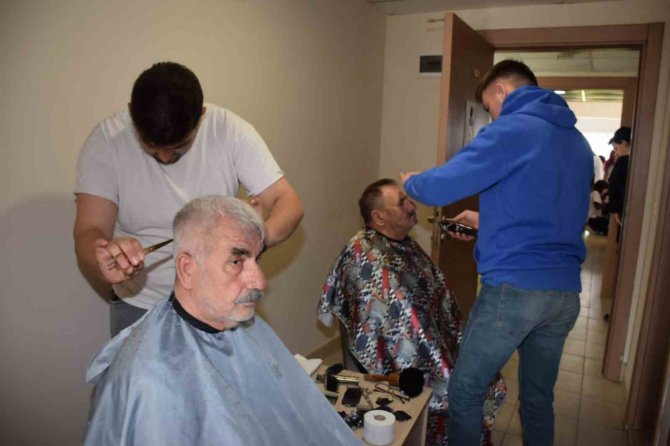 Biga’da Depremzedelere Kişisel Bakım Hizmeti Veriliyor