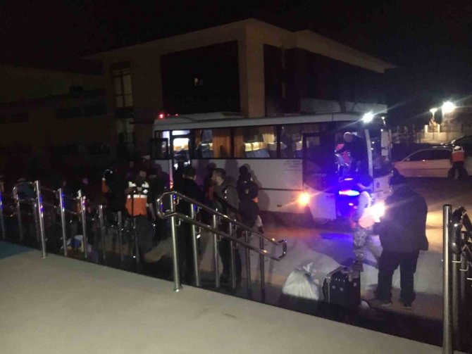 Depremzedelerin Yardımına Koşan Afad Gönüllüsü Tuncay: "Duygusal Anlar Yaşadık"