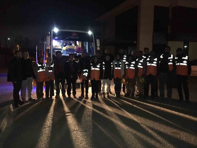 Depremzedelerin Yardımına Koşan Afad Gönüllüsü Tuncay: "Duygusal Anlar Yaşadık"