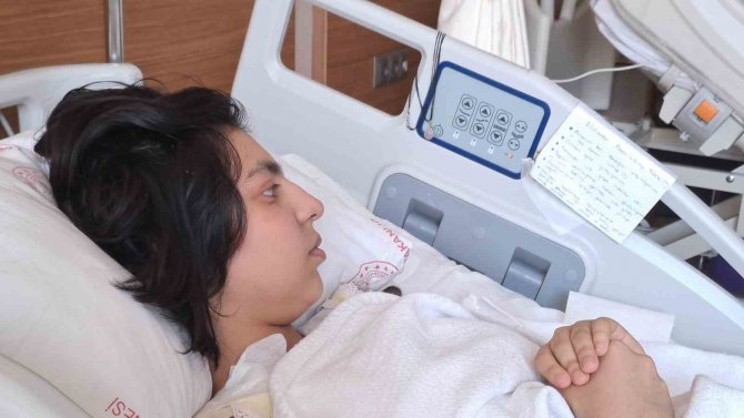Enkazdan Kurtulan Elif Naz Yazdığı Notlarla Hayata Tutunuyor