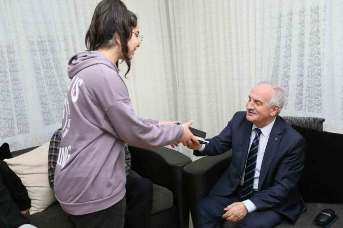 Başkan Aygün, Derince’ye Gelen Depremzedeleri Yalnız Bırakmadı