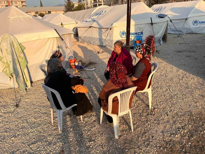 Başkan Erdem, Zorlukların Aşılması İçin Depremzedelerin Yanında