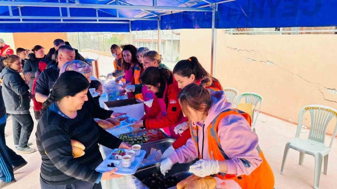 Başkan Erdem, Zorlukların Aşılması İçin Depremzedelerin Yanında