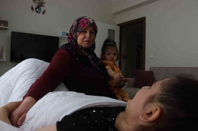 Yaralı Depremzedeye Ve Bebeğine Evini Açtı, Anne Şefkatiyle Bakıyor