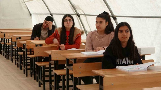 Diyarbakır’da Depremzede Çocuklara ’Mini Eğitim Kampüsü’ Kuruldu
