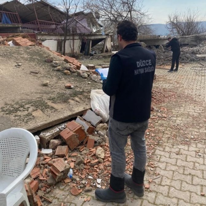 Hem Sahada Çalışıyor Hem De Yardım Ulaştırıyorlar