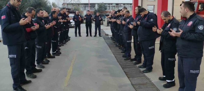 İ̇tfaiyeciler Emekli Olan Arkadaşlarını Hortum İle Islatarak Uğurladı
