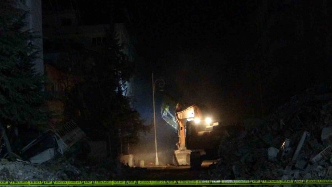En Acı Bekleyiş: Anne Baba, Enkaz Çalışmasından İyi Haber Almayı Bekliyor