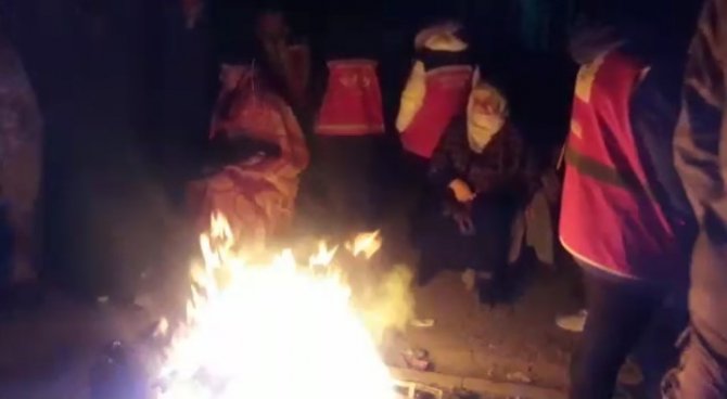 En Acı Bekleyiş: Anne Baba, Enkaz Çalışmasından İyi Haber Almayı Bekliyor