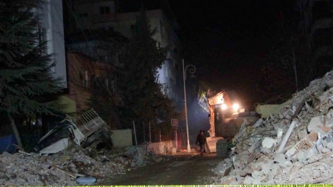 En Acı Bekleyiş: Anne Baba, Enkaz Çalışmasından İyi Haber Almayı Bekliyor