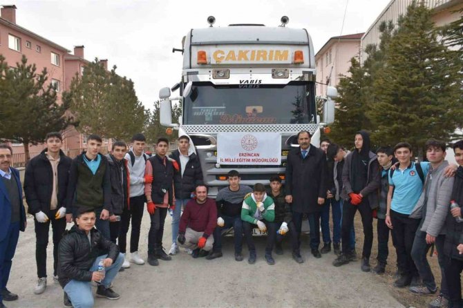Erzincan İ̇l Milli Eğitim Müdürlüğü 6. Yardım Tırını Uğurladı