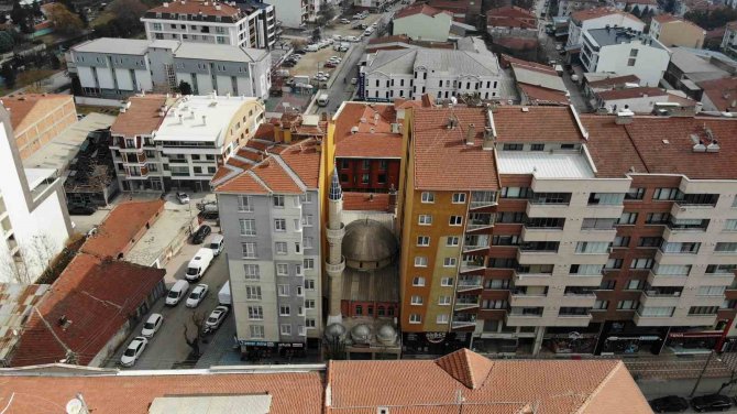 İ̇ki Apartmanın Arasında Sıkışıp Kalan Cami Bulunamıyor