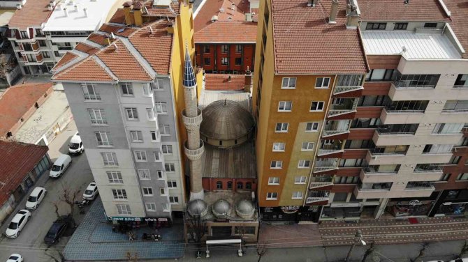 İ̇ki Apartmanın Arasında Sıkışıp Kalan Cami Bulunamıyor
