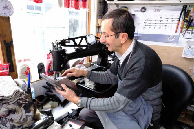 40 Yıllık Ayakkabı Ustası Mesleğini İlk Günkü Heyecanla Devam Ettiriyor