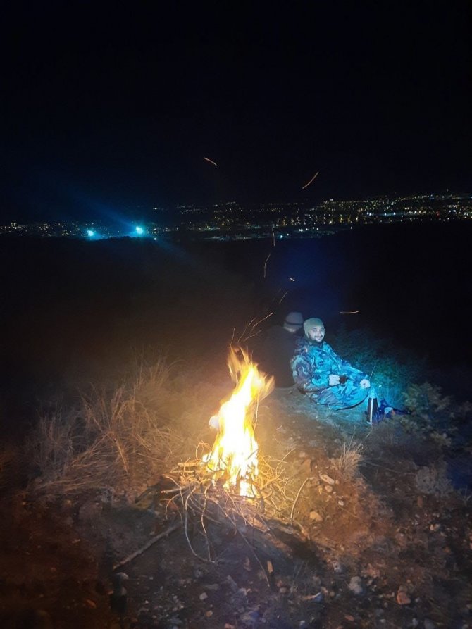 7 Kilometrelik Gece Yürüyüşünde Ateş Yakarak Isındılar