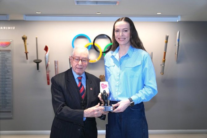 Milli Voleybolcu Eda Erdem Dündar, Şeref Diploması Ödülünü Aldı