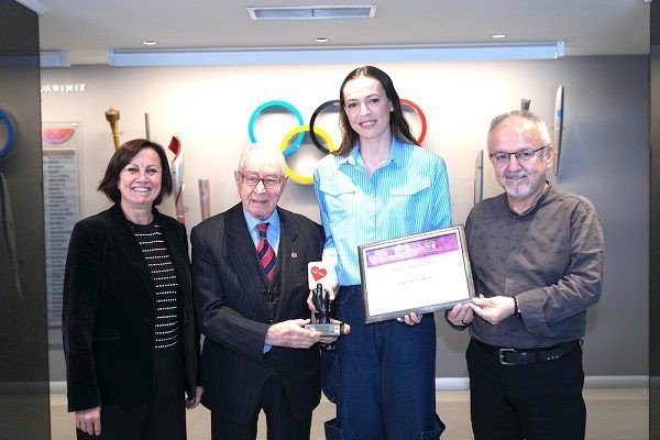 Milli Voleybolcu Eda Erdem Dündar, Şeref Diploması Ödülünü Aldı