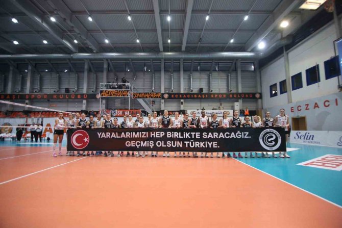 Eczacıbaşı İle Galatasaray Depremzedeler İçin Hazırlık Maçı Yaptı