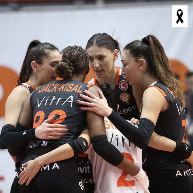 Eczacıbaşı İle Galatasaray Depremzedeler İçin Hazırlık Maçı Yaptı