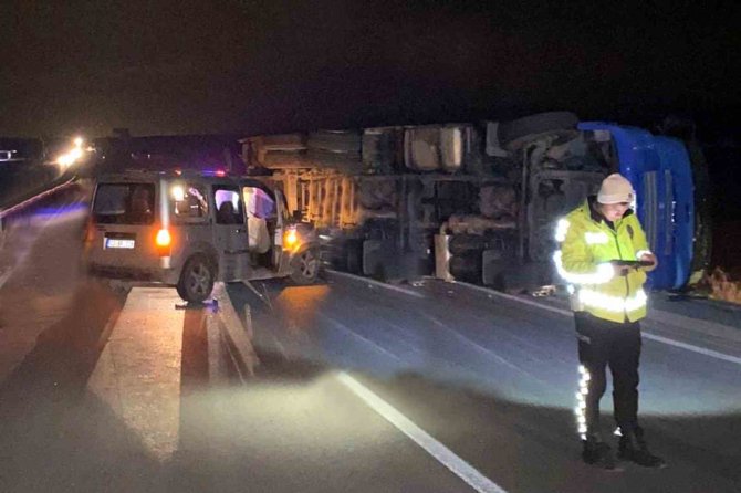 Devrilen Kamyonu Geç Fark Edince Olanlar Oldu, 4 Kişi Yaralandı