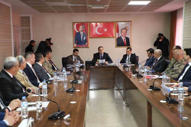 Vali Akbıyık: “Kimse Hakkari Halkını Paniğe Sevk Etmesin”