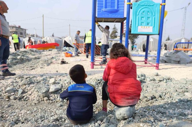 Bursa’da Büyükşehir’den Depremzede Çocuklara Oyun Parkı